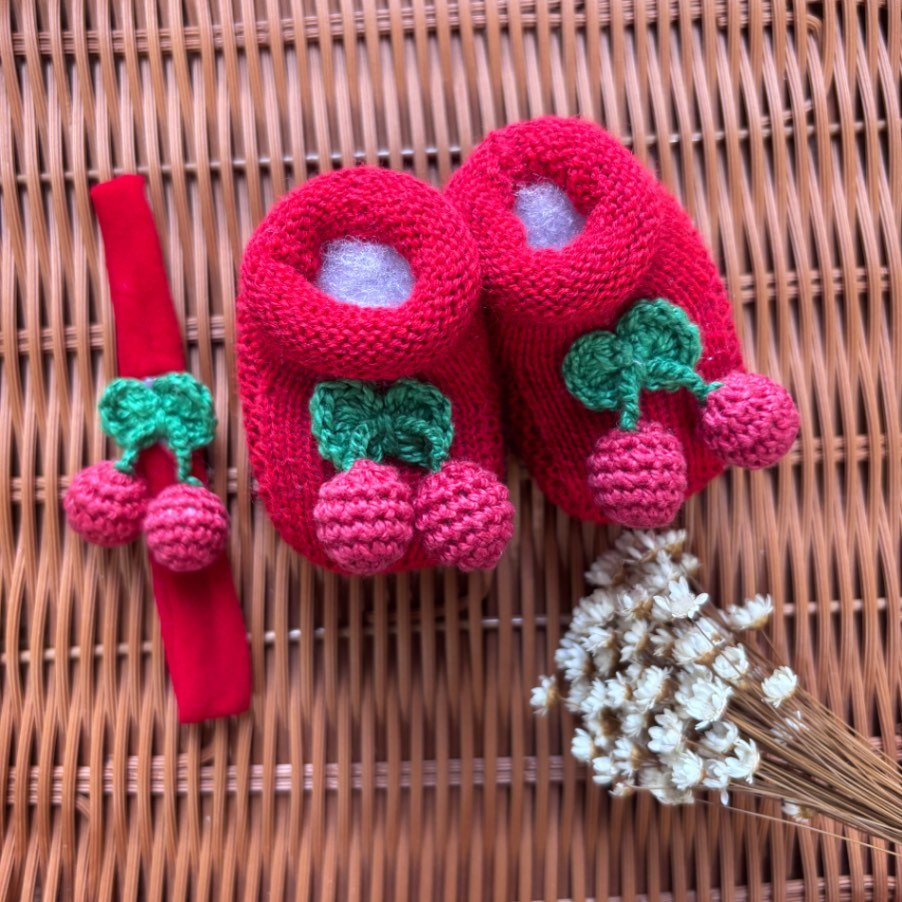 Sapatinho com tiara cerejinha