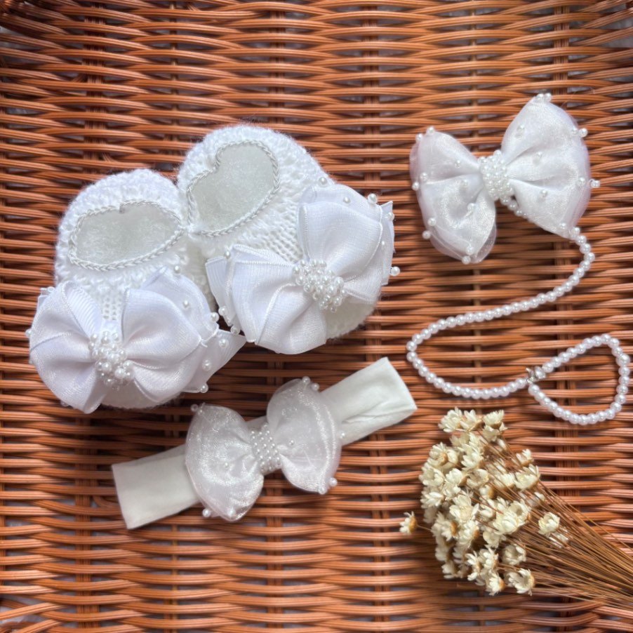 Sapatinho com tiara e prendedor de chupeta Bianca